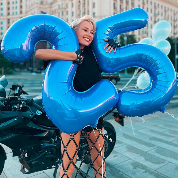 Бассейн, фламинго и концерт на крыше: Клава Кока устроила тропическую вечеринку в честь своего 25-летия