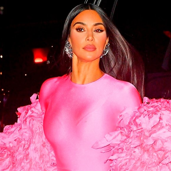 Ким Кардашьян в нарядах Balenciaga доказывает, что много розового не бывает