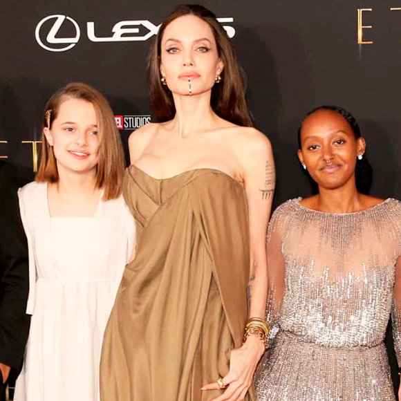 Дочь Анджелины Джоли Захара в старом мамином платье стала звездой красной дорожки