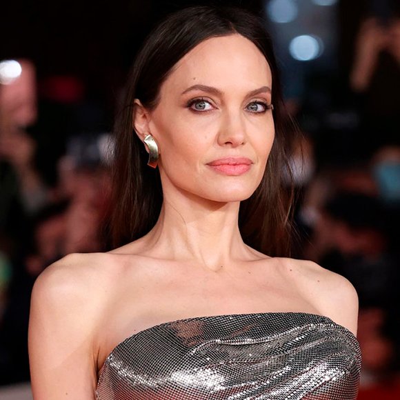 Словно статуэтка: Анджелина Джоли подчеркнула точеную фигуру «металлическим» платьем