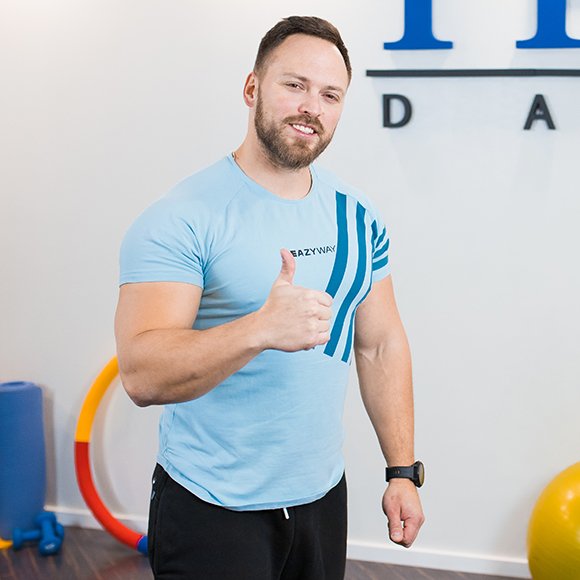 Домашняя тренировка от блогера Алексея Столярова: 7 упражнений для тонкой талии и крепких бедер