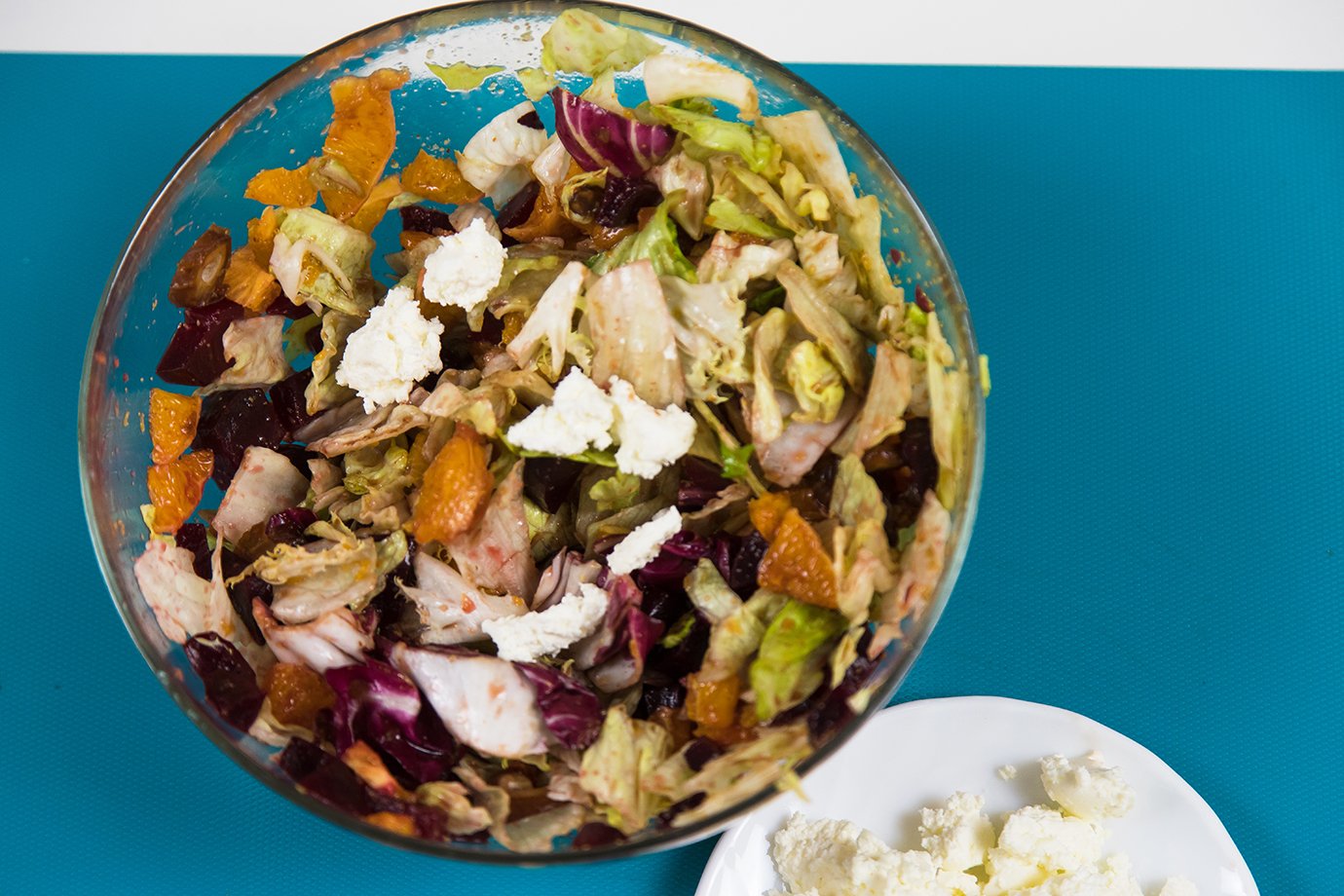 Без лишних калорий: салат с печеной свеклой и козьим сыром