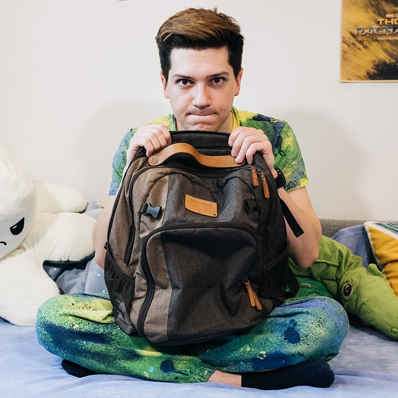 Чесалка для спины, именной пряник и приставка: TeenDaily заглянул в бездонный рюкзак Темы Пименова