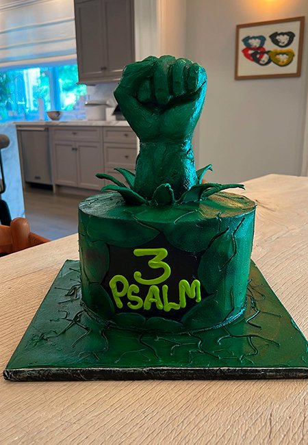 Ким Кардашьян устроила вечеринку в стиле Халка по случаю 3-летия сына Псалма