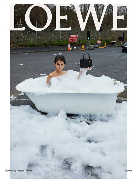 Кайя Гербер приняла ванну прямо на дороге в новой рекламе LOEWE