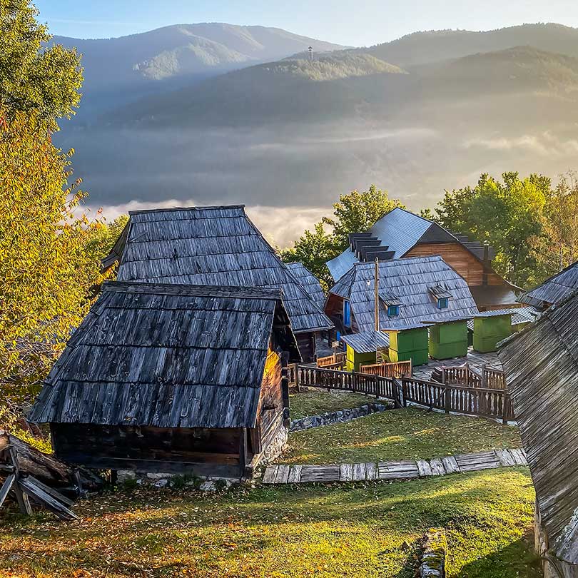 Сербия: знаменитая деревня Кустурицы, в которой ты словно оказываешься в его фильмах