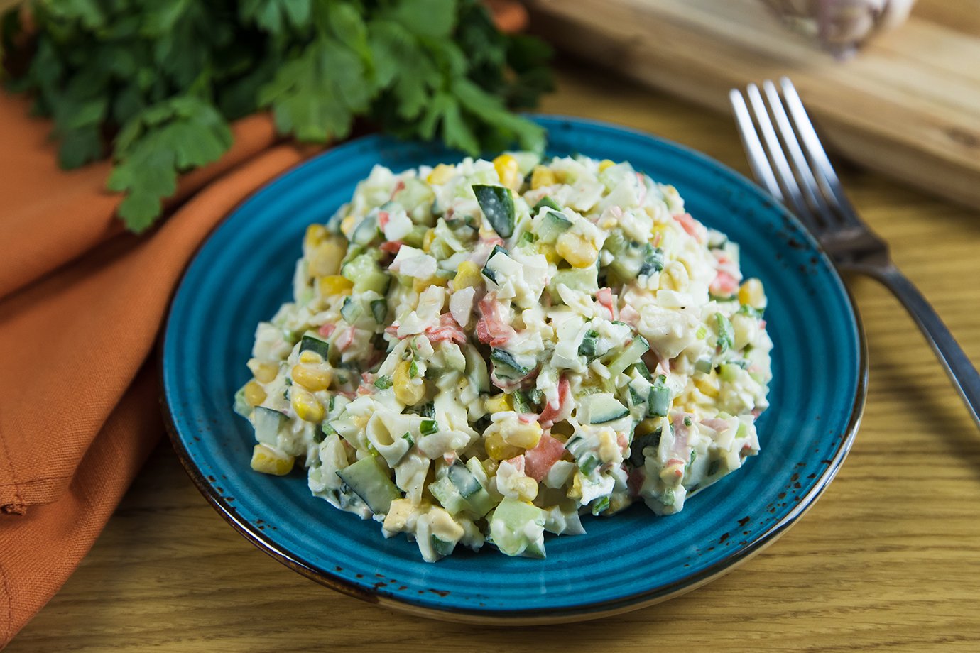 Нежный и освежающий: крабовый салат с огурцом