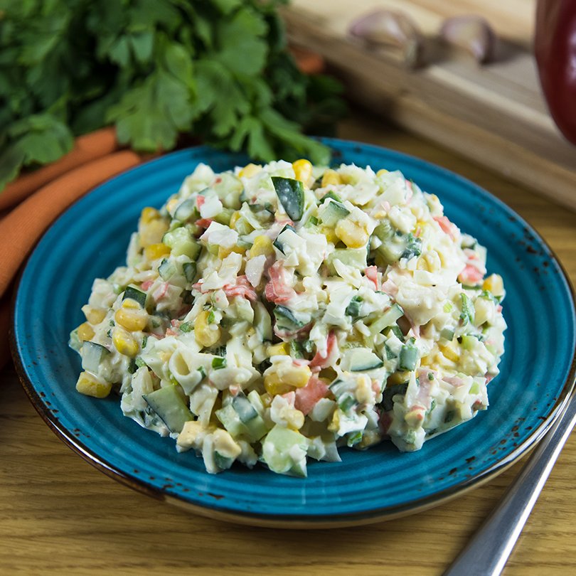 Нежный и освежающий: крабовый салат с огурцом