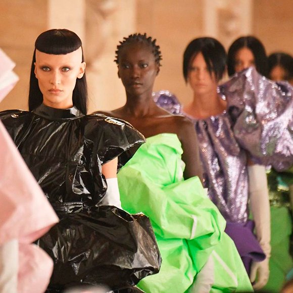 Вот так прическа: Белла и Джиджи Хадид предстали на показе Marc Jacobs с гладко выбритыми висками