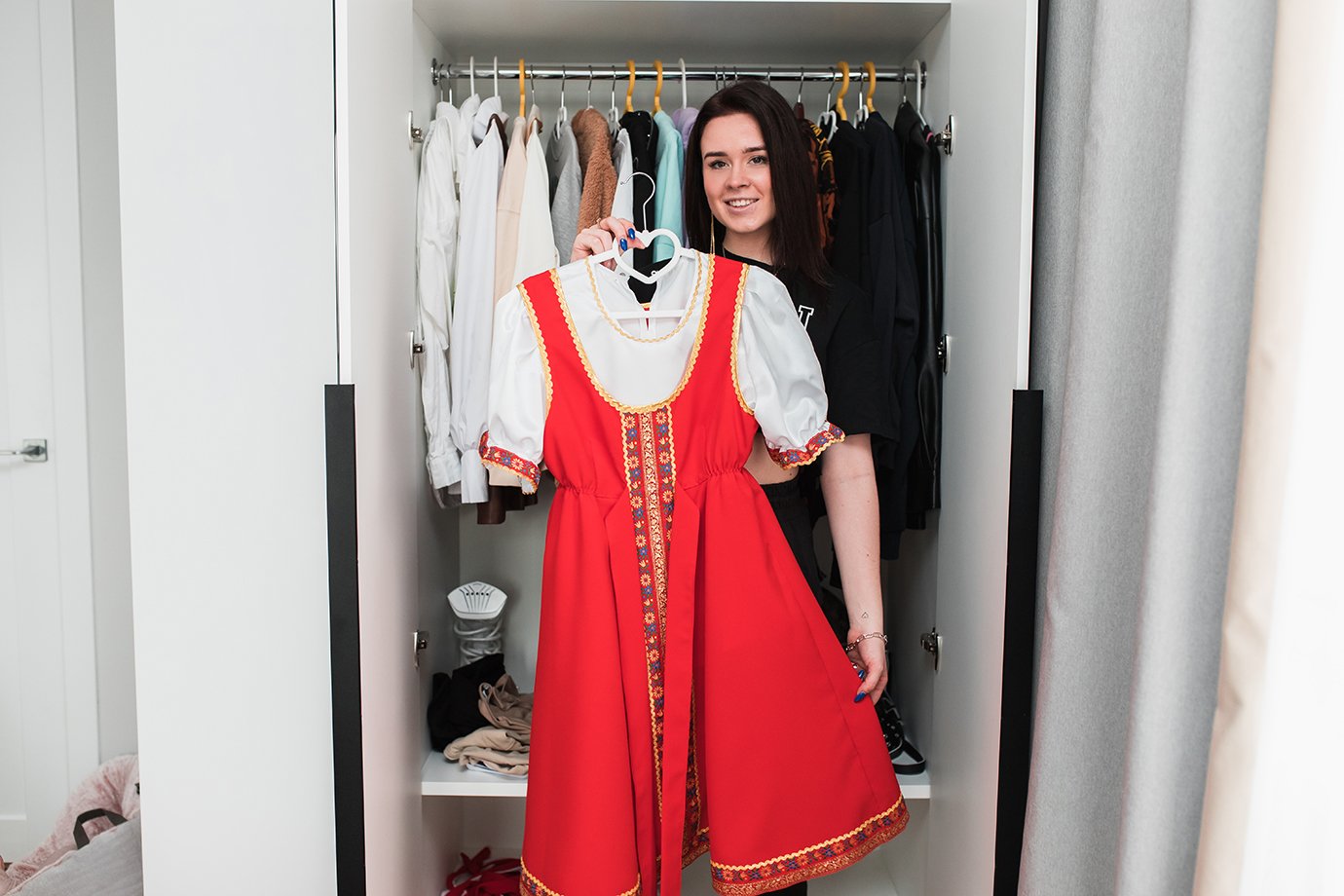 Что в шкафу у Насти Рыжик: русский народный костюм, сумка Balenciaga и тапочки с рынка