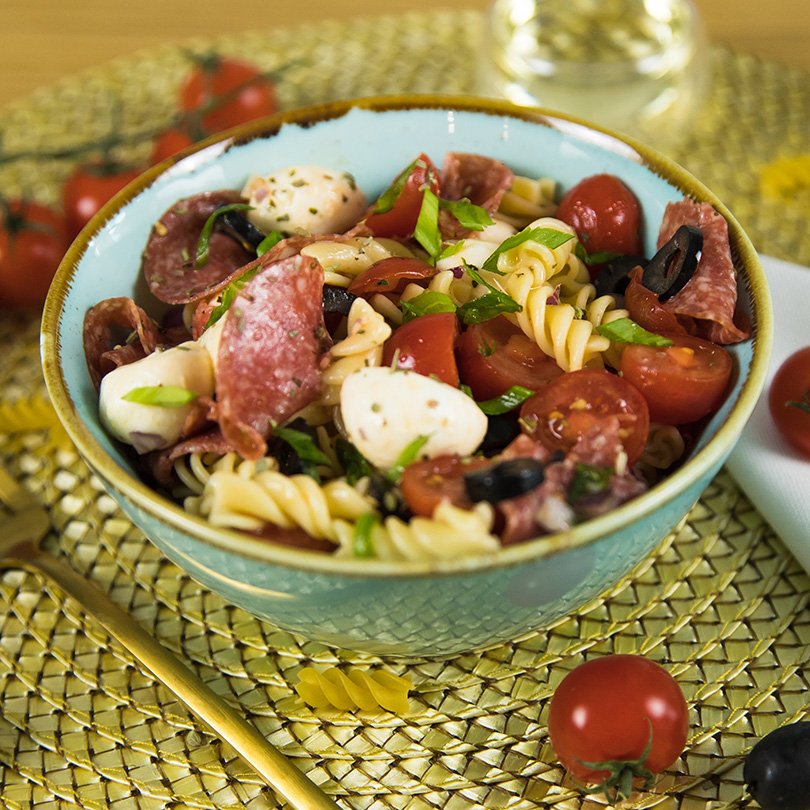 Кусочек Италии на твоем столе: салат с пепперони и пастой