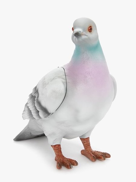 Птица в руке: бренд JW Anderson выпустил сумку в виде голубя