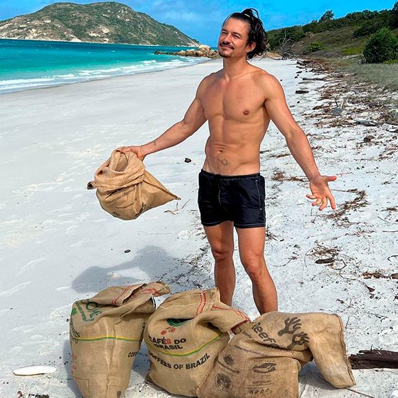 Too hot: Орландо Блум чистит пляжи в Австралии