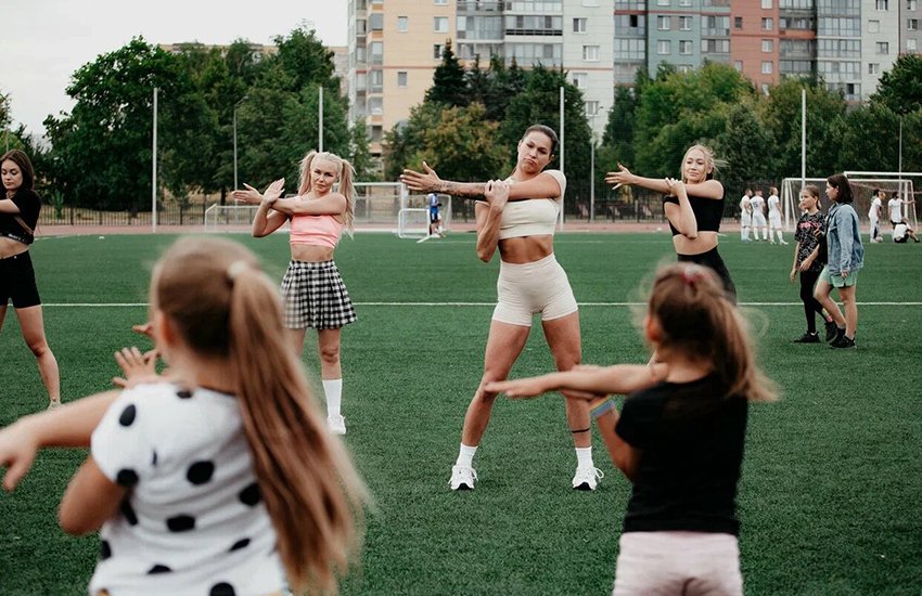 Как Саша Стоун, Карина Кросс, Никита Серов и другие блогеры приобщают молодежь к спорту
