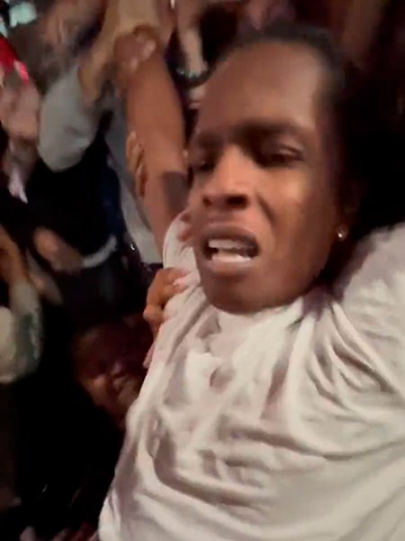 Спасите-помогите: прыгнувший в толпу A$AP Rocky стал героем мемов