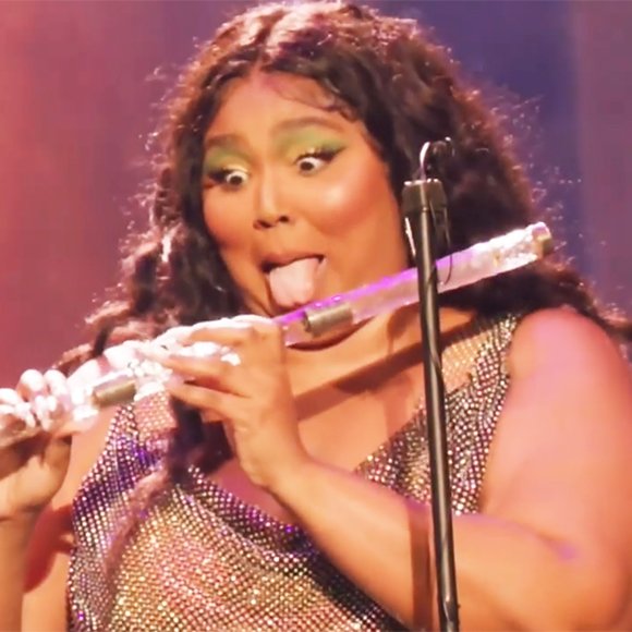 Исторический тверк: Lizzo сыграла на 200-летней хрустальной флейте