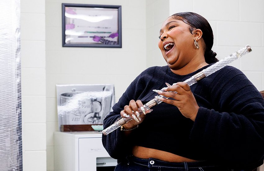 Исторический тверк: Lizzo сыграла на 200-летней хрустальной флейте