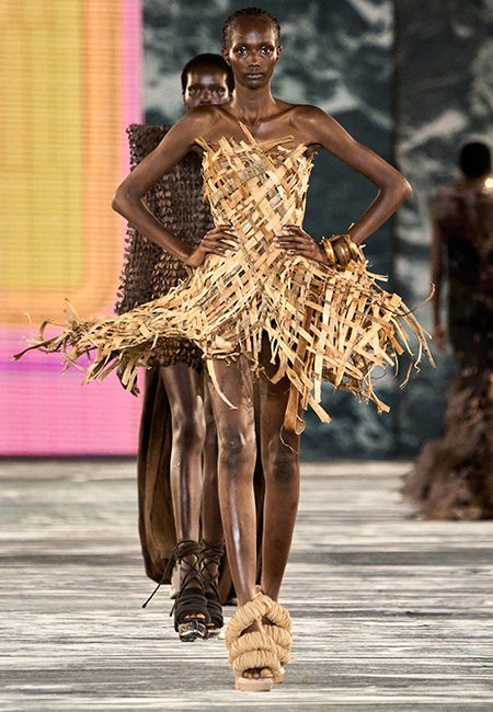 Неделя моды в Париже: Канье Уэст в грязи и Белла Хадид в «жидком» платье