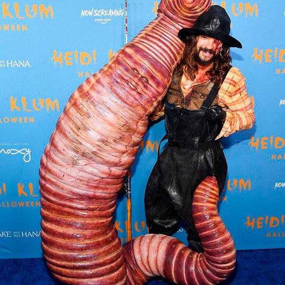 Не для слабонервных: Хайди Клум нарядилась на Хэллоуин огромным жутким червем
