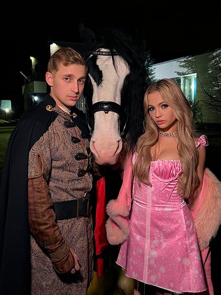 Принц на черном коне и повторная помолвка: Саша Стоун удивил Валю Карнавал в честь ее 21-летия