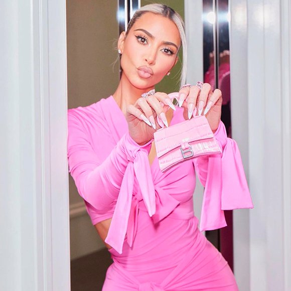 Как Barbie: вдохновляемся новым total pink образом Ким Кардашьян