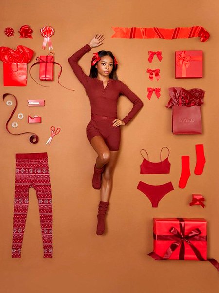 Ким Кардашьян выпустила рекламную кампанию подарков от SKIMS в стиле Барби и Кена