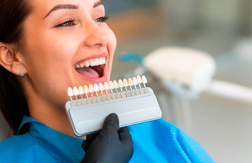 Советы стоматолога: как сделать зубы светлее и почему пасты в этом случае не работают