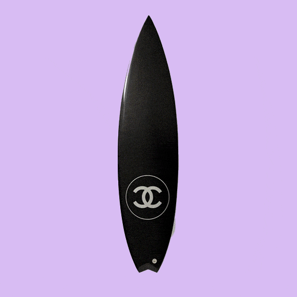 Часы в виде болида, шахматы и доска для серфинга: подарки от Tiffany & Co., Gucci и Chanel