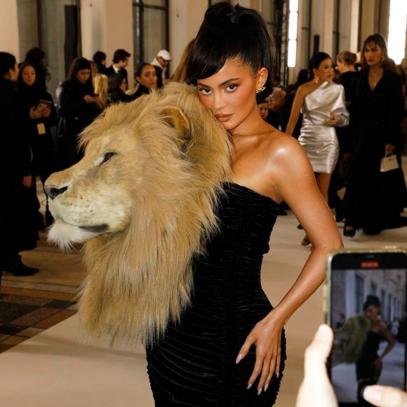Красавица и чудовище: Кайли Дженнер пришла на показ в платье с гигантской головой льва