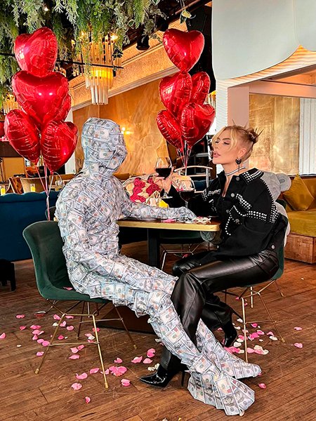 Клава Кока с таинственным незнакомцем, а Карина Кросс с идеальным парнем: звезды поздравляют с Днем святого Валентина