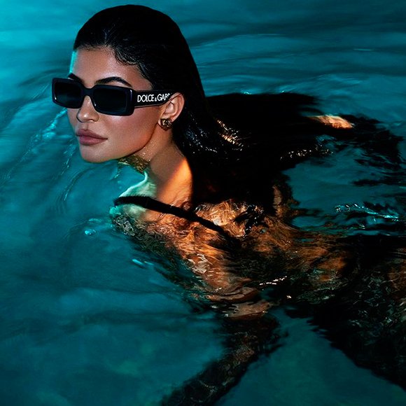 Креатив от Dolce & Gabbana: Кайли Дженнер в шикарном платье и очках плавает в бассейне