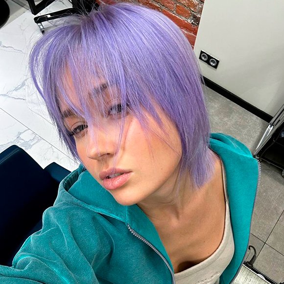 Клава Кока перекрасила волосы в фиолетовый цвет