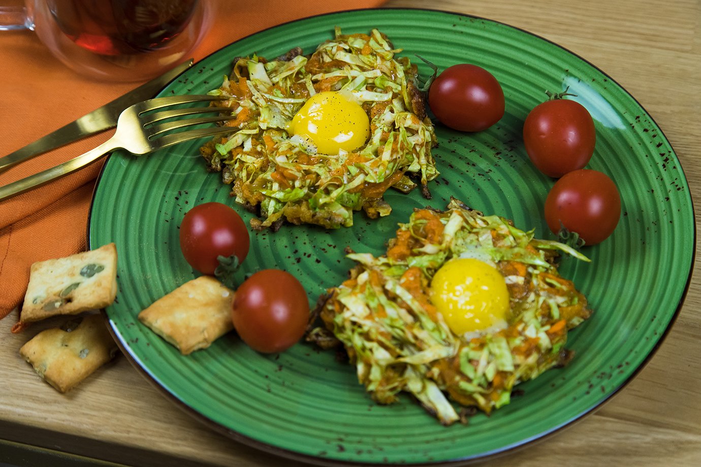 Вместо яичницы и тостов: гнезда из капусты с яйцом на завтрак