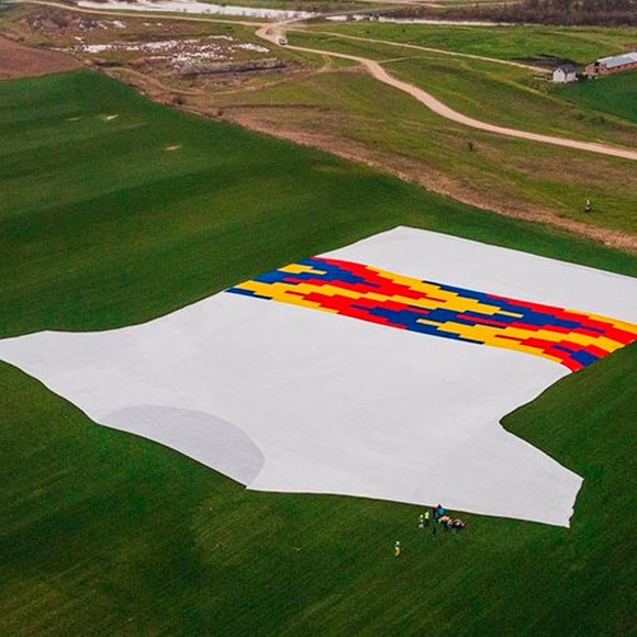 Размером с футбольное поле: гигантская футболка из переработанного пластика установила рекорд Гиннесса